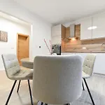 Tia Daire Zadar